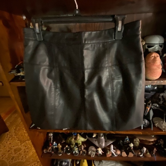 Mini skirt size large black poliuretano material - Picture 2 of 5